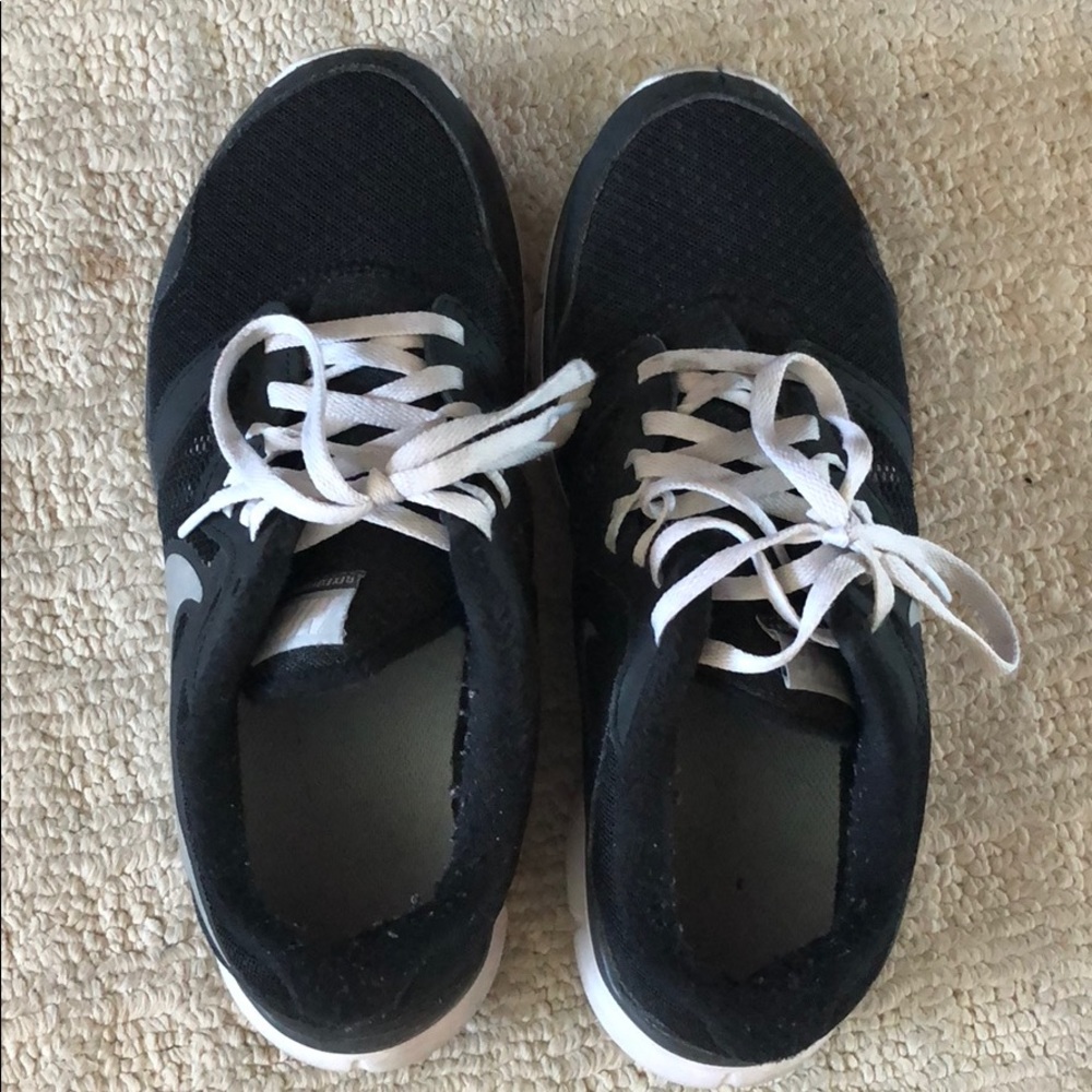 black nike running shoes - Picture 2 of 3